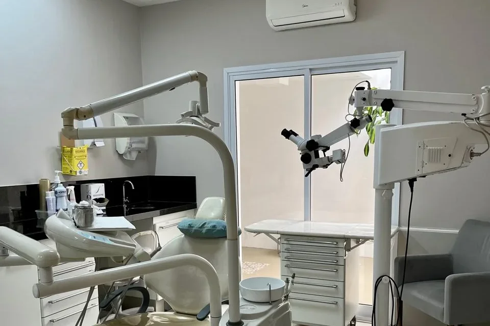 Consultório com microscópio clínico